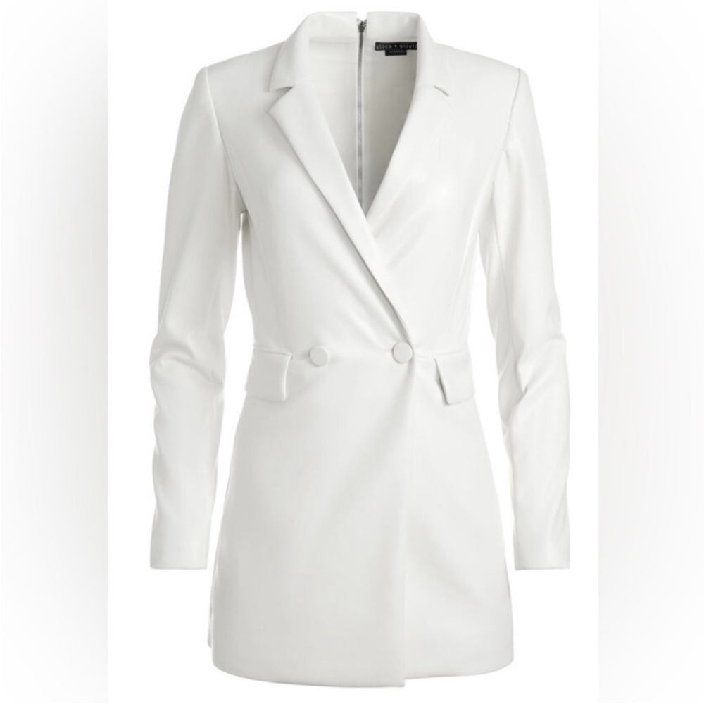 Alice + Olivia Kyrie Tuxedo Skort
Romper - Picture 3 of 16